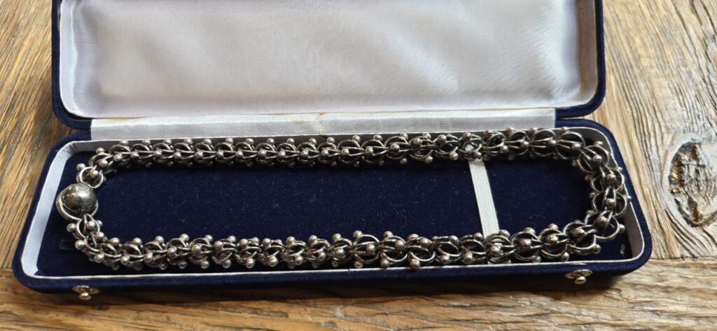 Antonio Pineda necklace in 970 Mexican silver with three-dimensional links, Taxco, 1941–1948