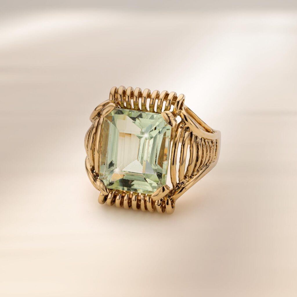 18 carat yellow gold ring set with a rectangular green beryl
